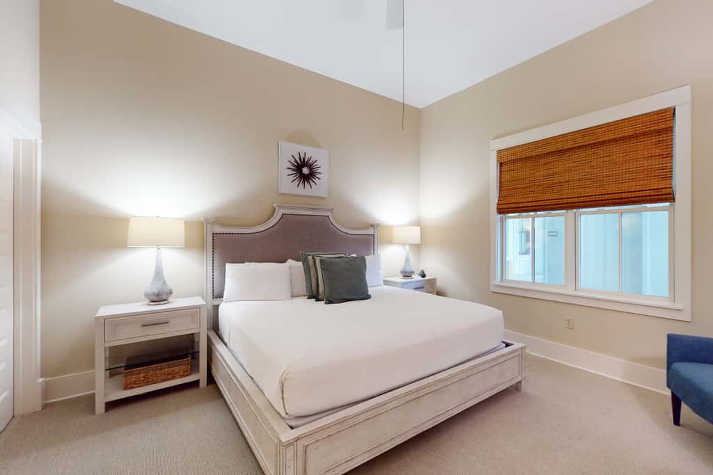 Beautiful condo with furnished balcony, pool & private beach access