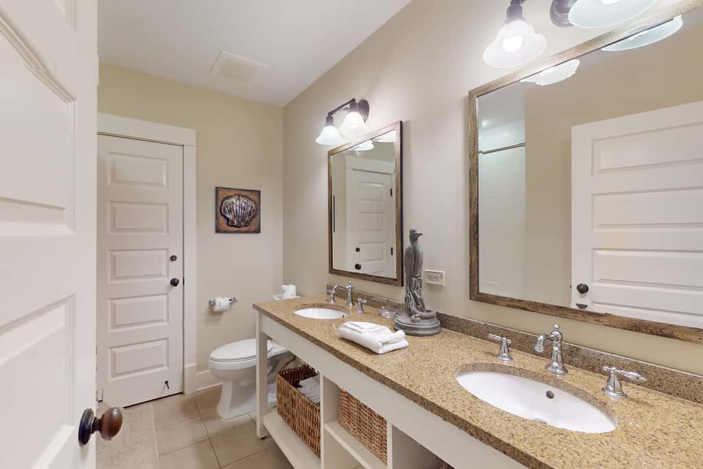 Beautiful condo with furnished balcony, pool & private beach access