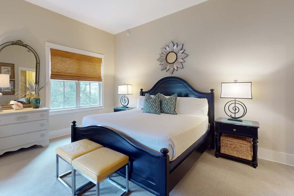 Beautiful condo with furnished balcony, pool & private beach access