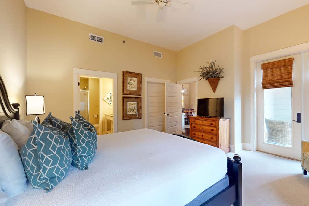 Beautiful condo with furnished balcony, pool & private beach access