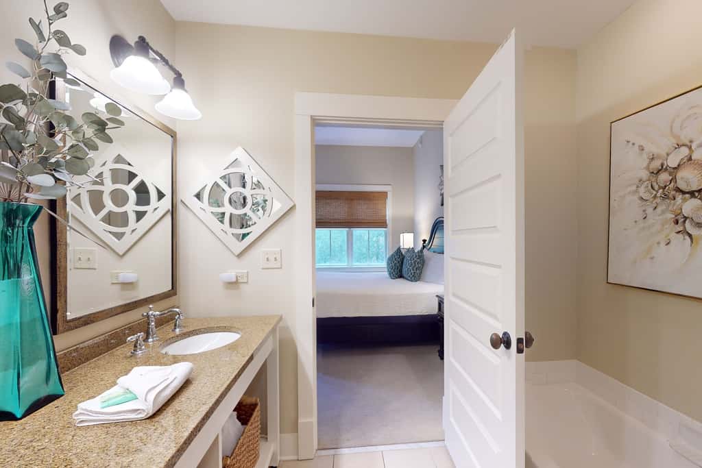 Beautiful condo with furnished balcony, pool & private beach access