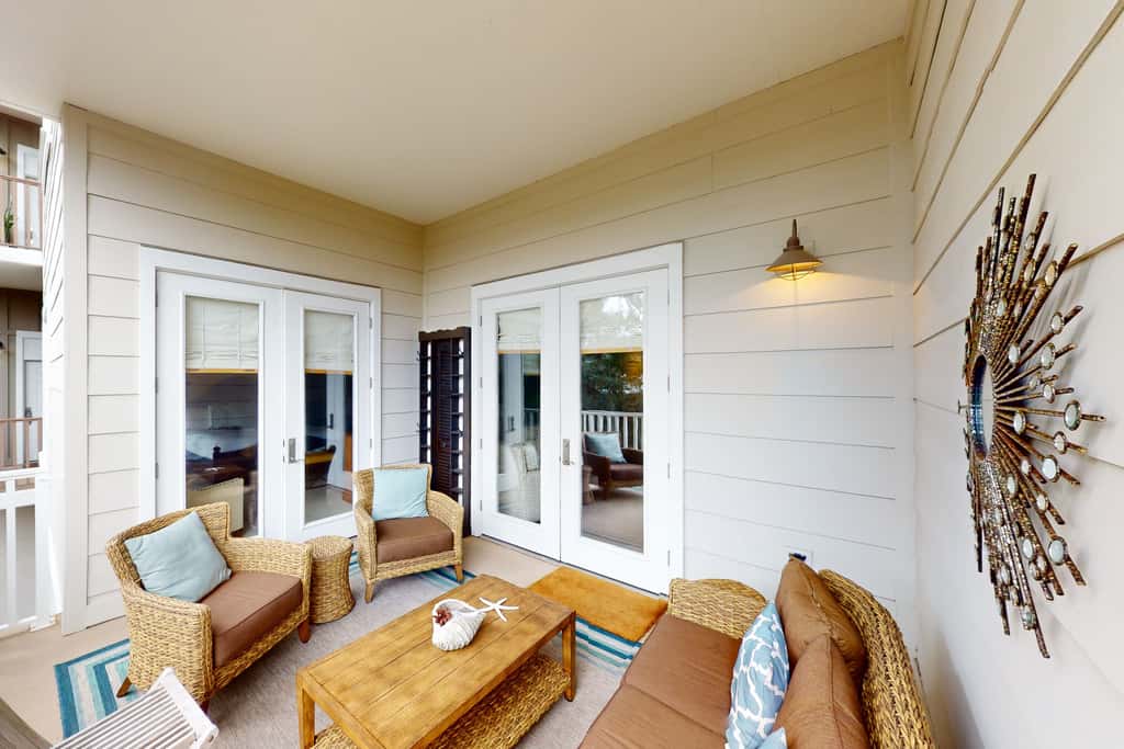 Beautiful condo with furnished balcony, pool & private beach access