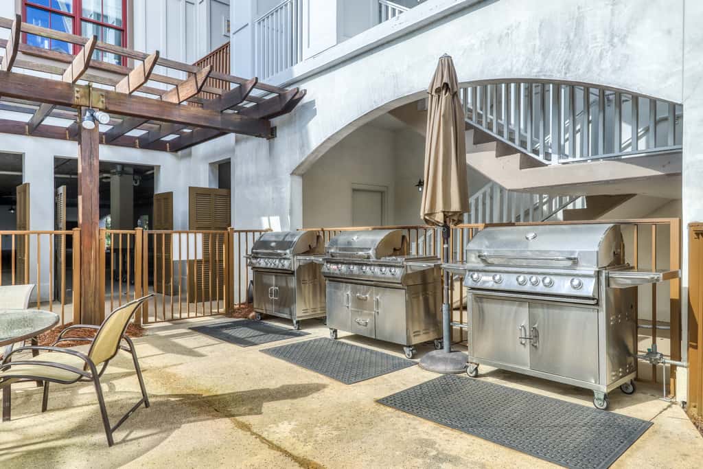 Beautiful condo with furnished balcony, pool & private beach access