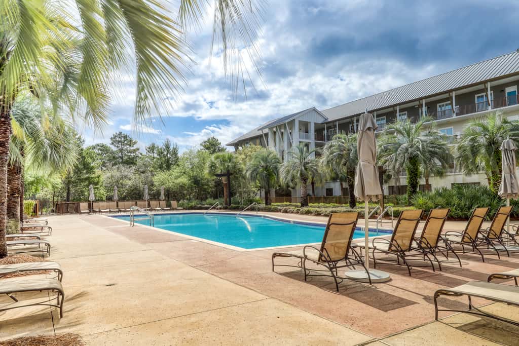 Beautiful condo with furnished balcony, pool & private beach access