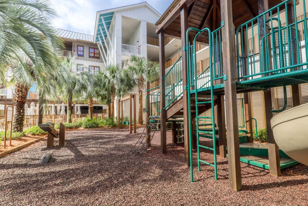 Beautiful condo with furnished balcony, pool & private beach access