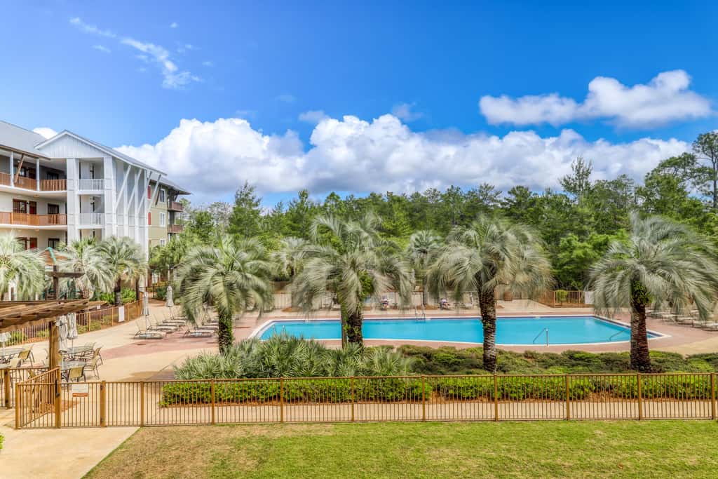 Beautiful condo with furnished balcony, pool & private beach access