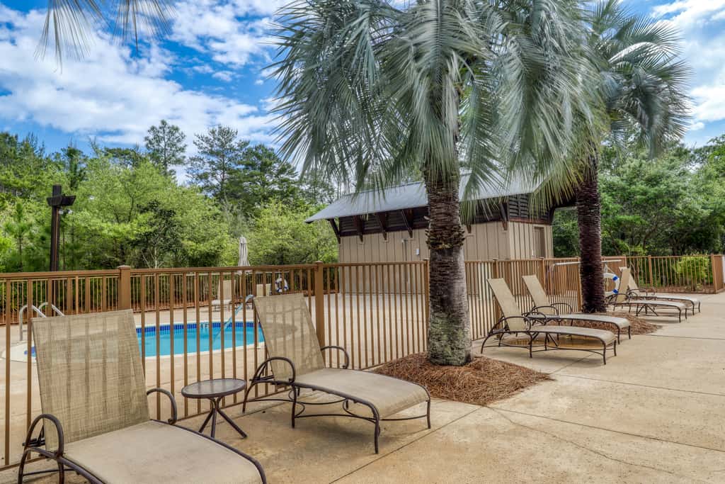 Beautiful condo with furnished balcony, pool & private beach access