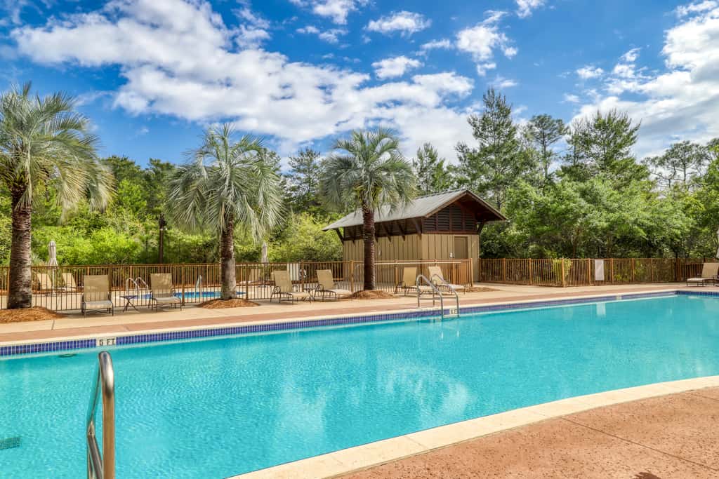 Beautiful condo with furnished balcony, pool & private beach access