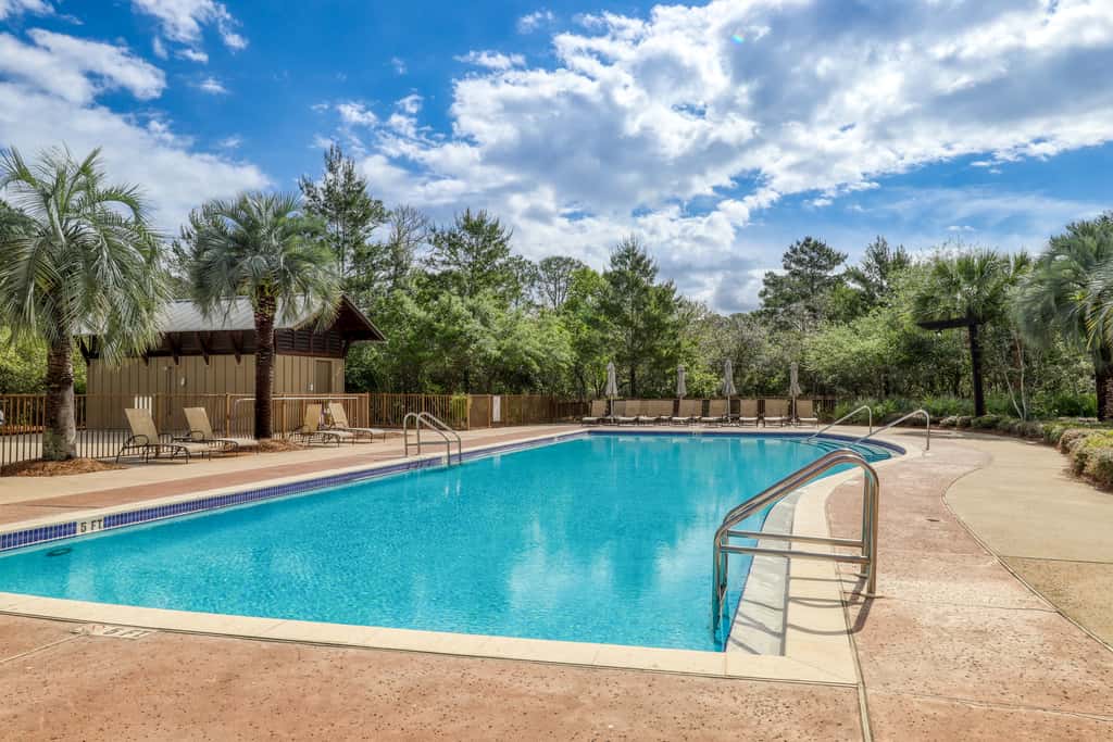 Beautiful condo with furnished balcony, pool & private beach access