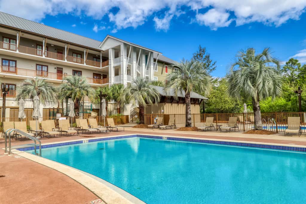Beautiful condo with furnished balcony, pool & private beach access