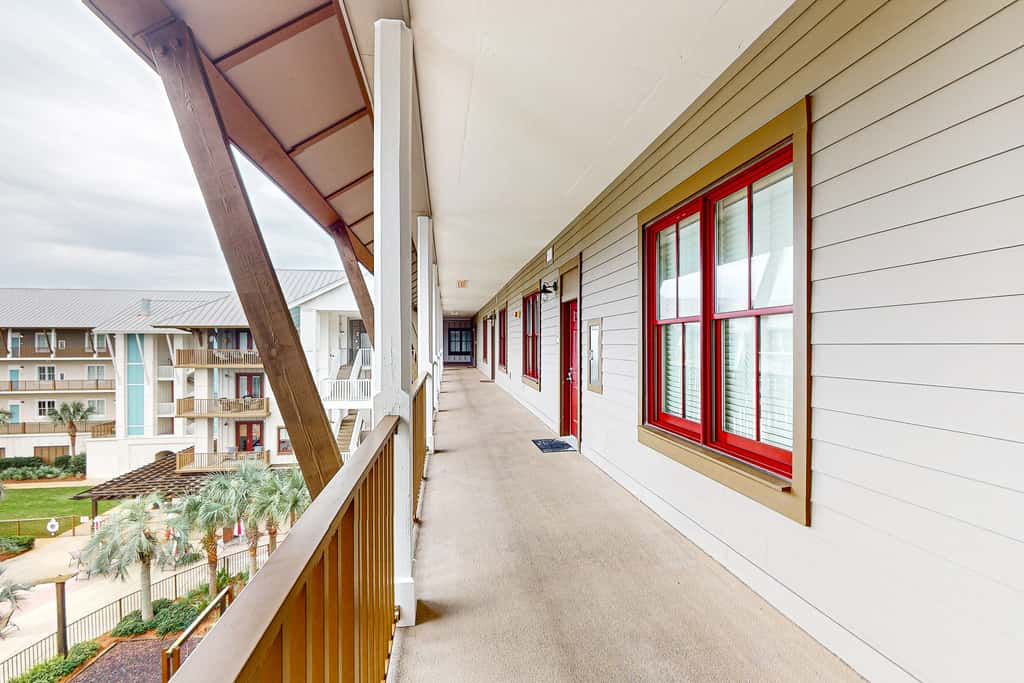 New Modern Baths! Top Floor 30A Family Condo,Private Beach Access, Resort Pool