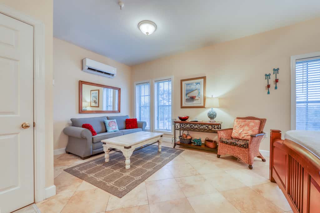 Convenient studio w/shared pool and great location moments away from the beach