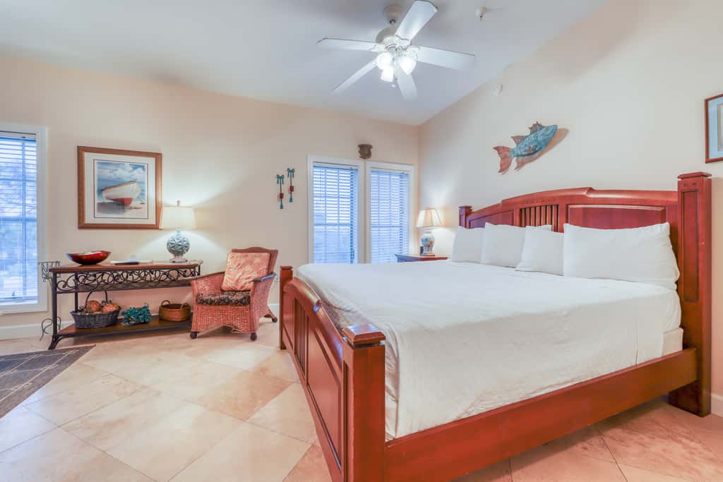 Convenient studio w/shared pool and great location moments away from the beach