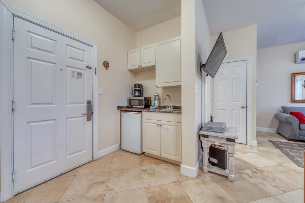 Convenient studio w/shared pool and great location moments away from the beach