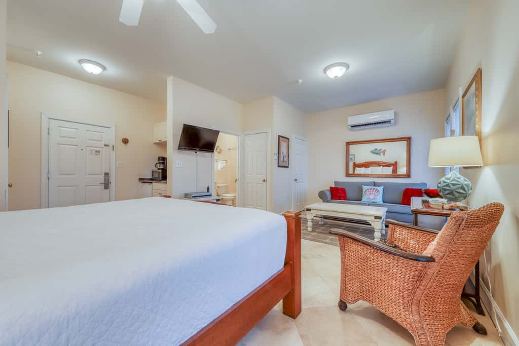 Convenient studio w/shared pool and great location moments away from the beach