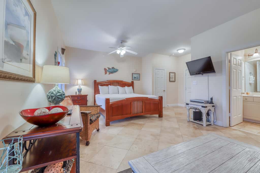 Convenient studio w/shared pool and great location moments away from the beach