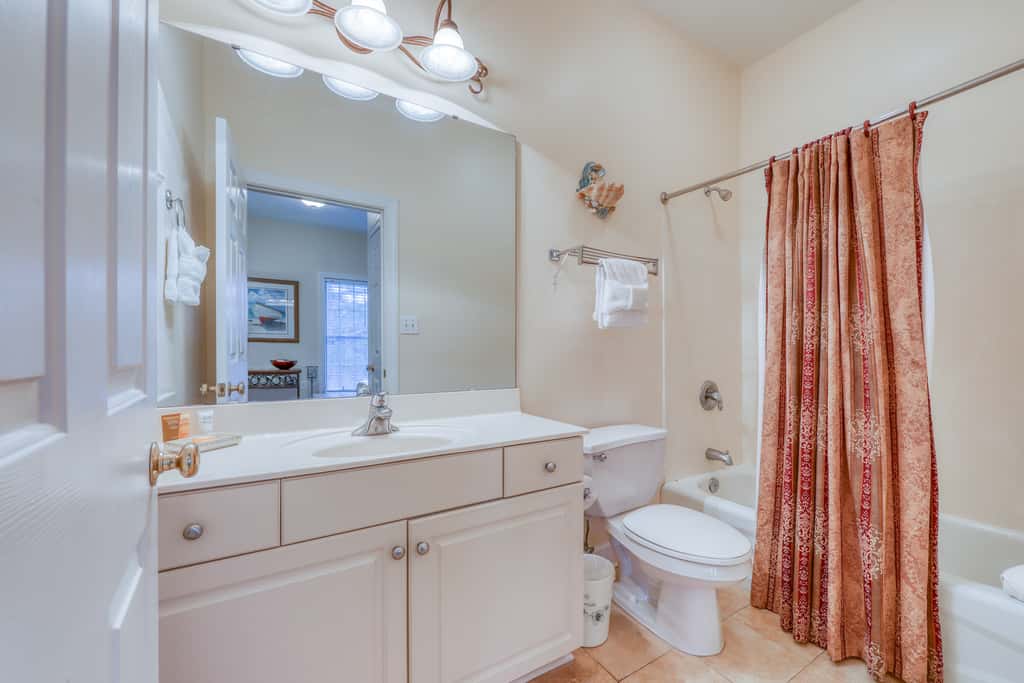 Convenient studio w/shared pool and great location moments away from the beach