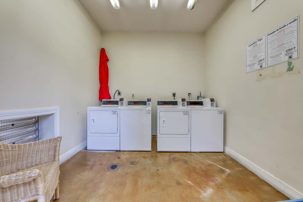 Convenient studio w/shared pool and great location moments away from the beach
