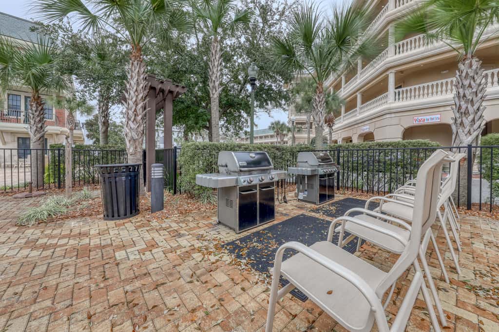 Convenient studio w/shared pool and great location moments away from the beach