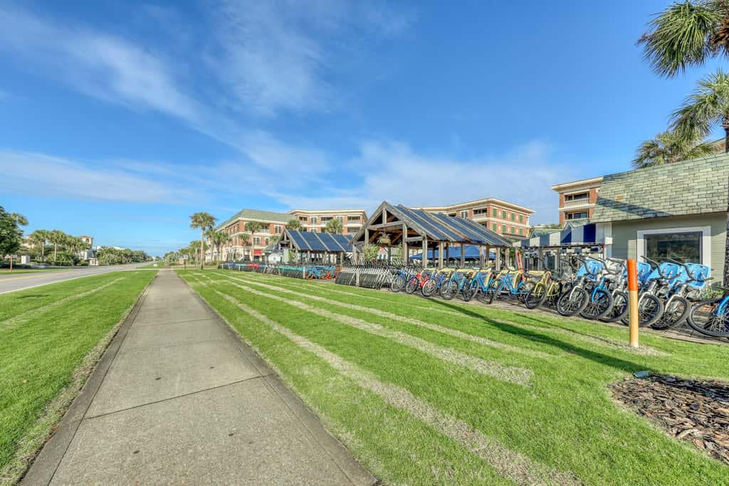 Convenient studio w/shared pool and great location moments away from the beach