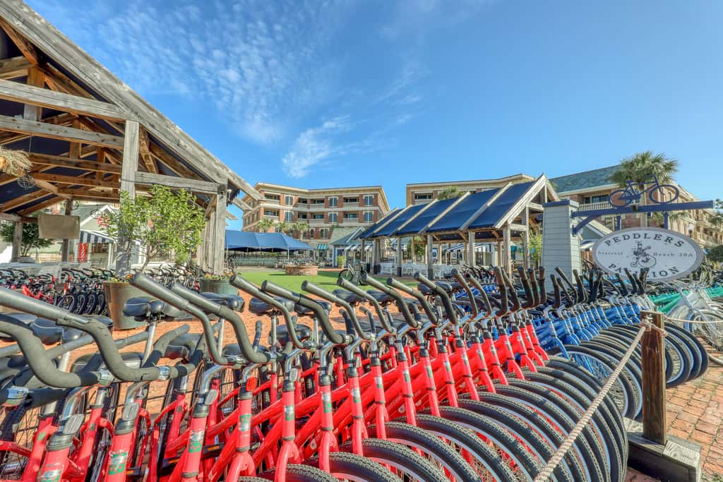 Convenient studio w/shared pool and great location moments away from the beach