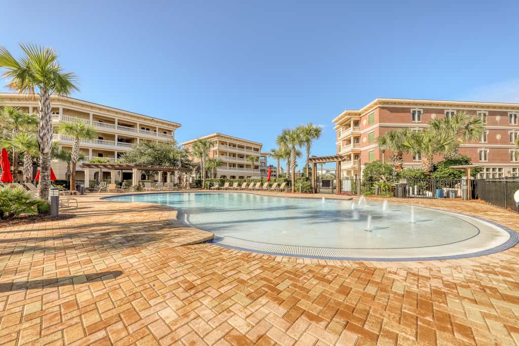 Convenient studio w/shared pool and great location moments away from the beach