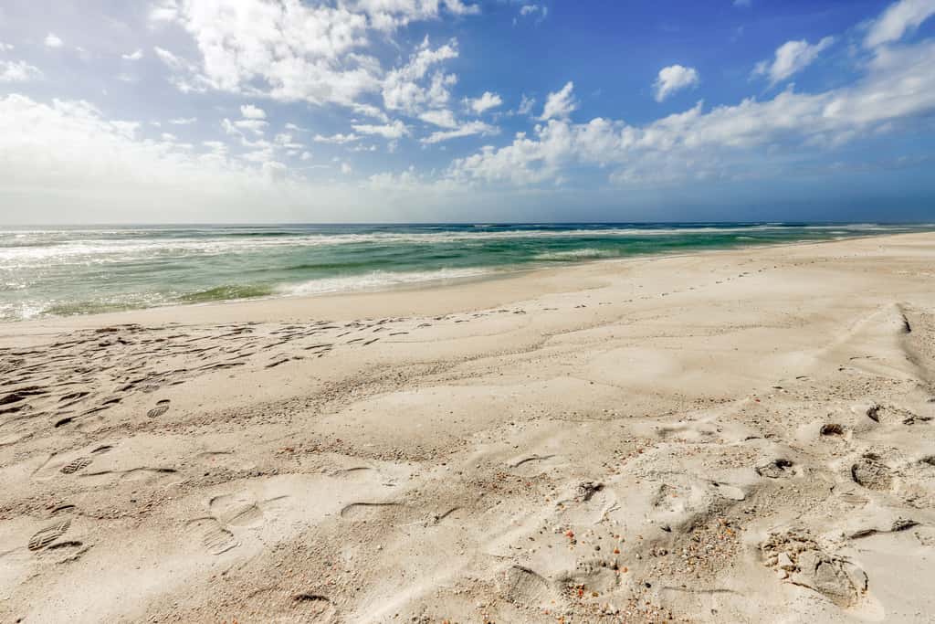 Convenient studio w/shared pool and great location moments away from the beach