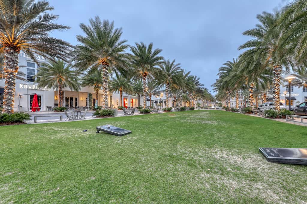 Convenient studio w/shared pool and great location moments away from the beach