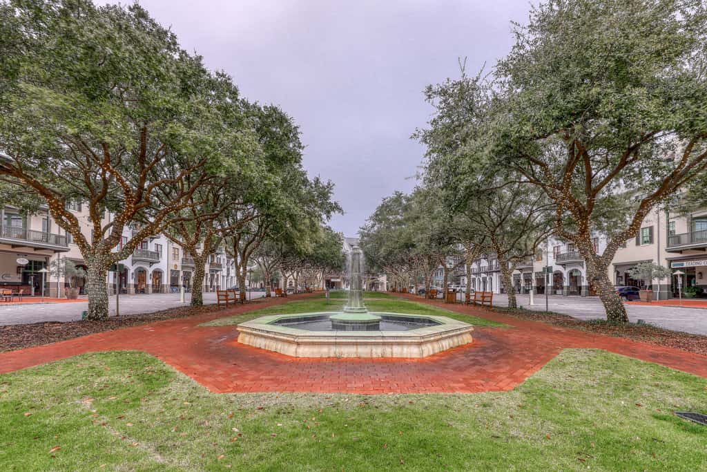 Convenient studio w/shared pool and great location moments away from the beach