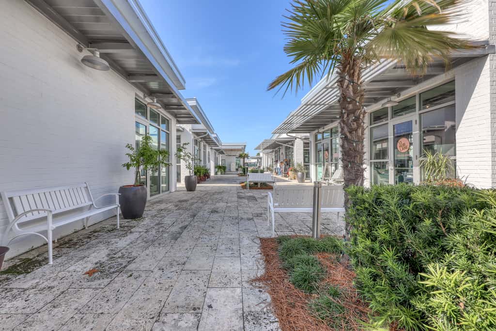 Convenient studio w/shared pool and great location moments away from the beach