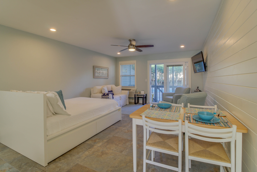Completely Remodeled Beachside Studio with Pool - Snowbirds Welcome