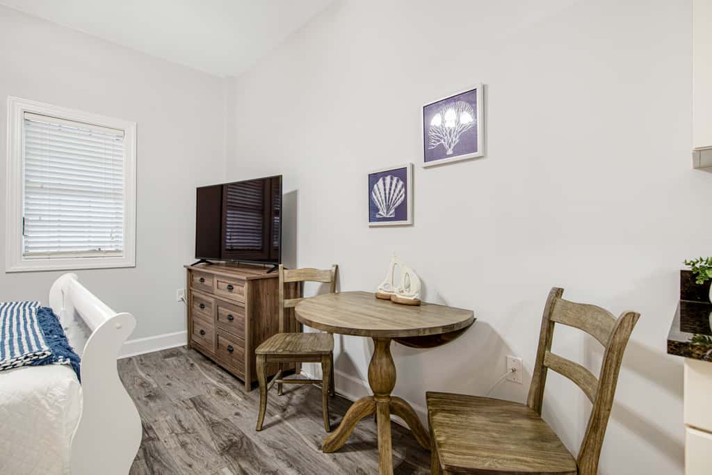 Peaceful studio with pool, convenient kitchenette, beach access & WiFi