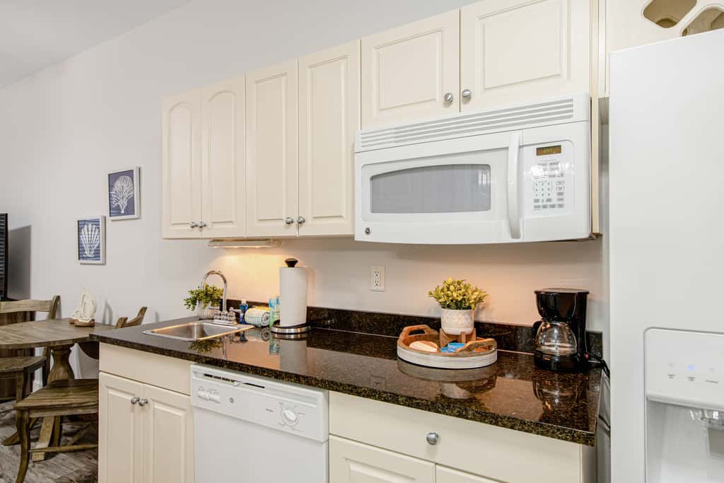 Peaceful studio with pool, convenient kitchenette, beach access & WiFi