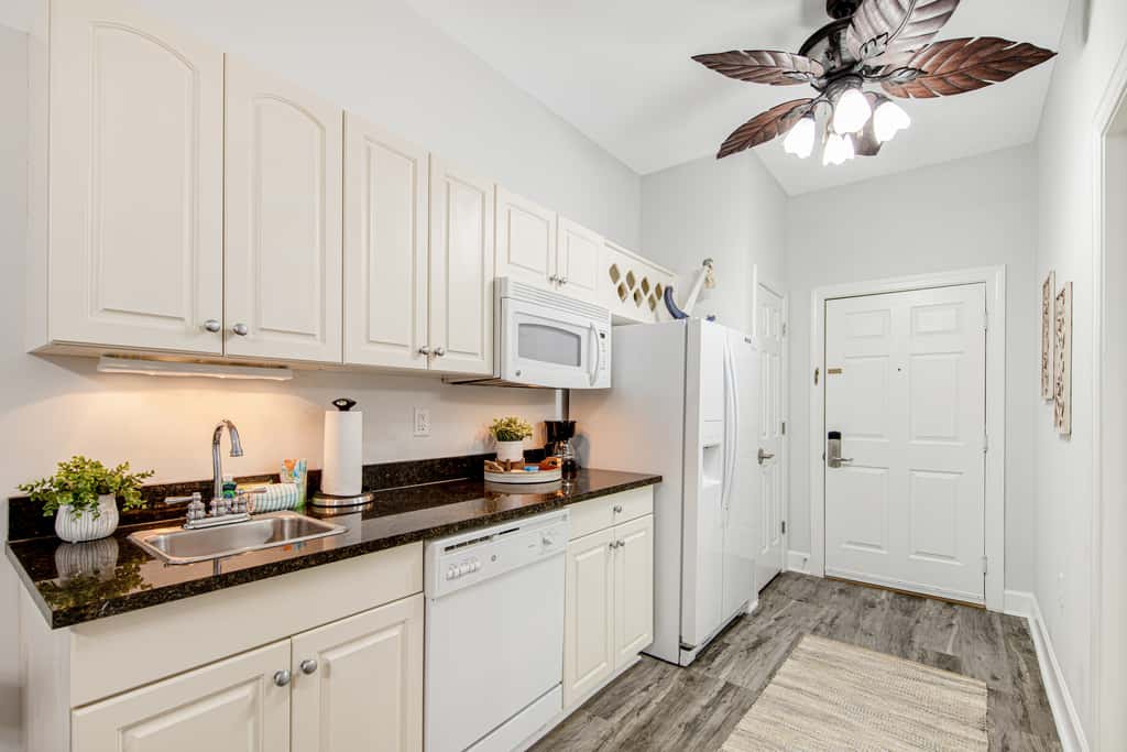 Peaceful studio with pool, convenient kitchenette, beach access & WiFi