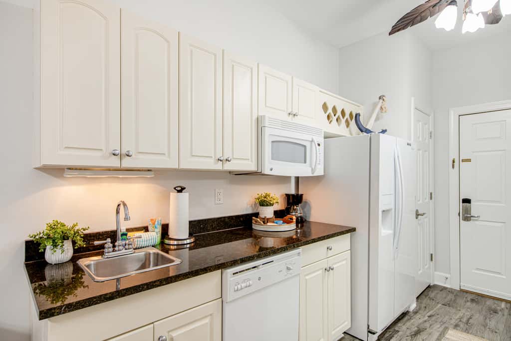 Peaceful studio with pool, convenient kitchenette, beach access & WiFi