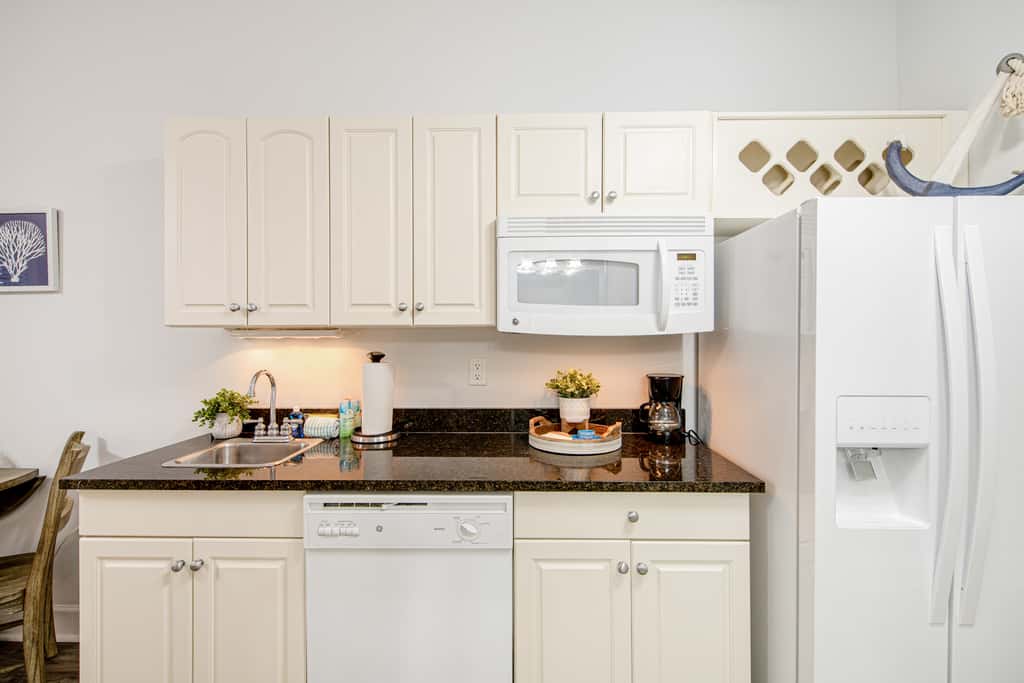 Peaceful studio with pool, convenient kitchenette, beach access & WiFi
