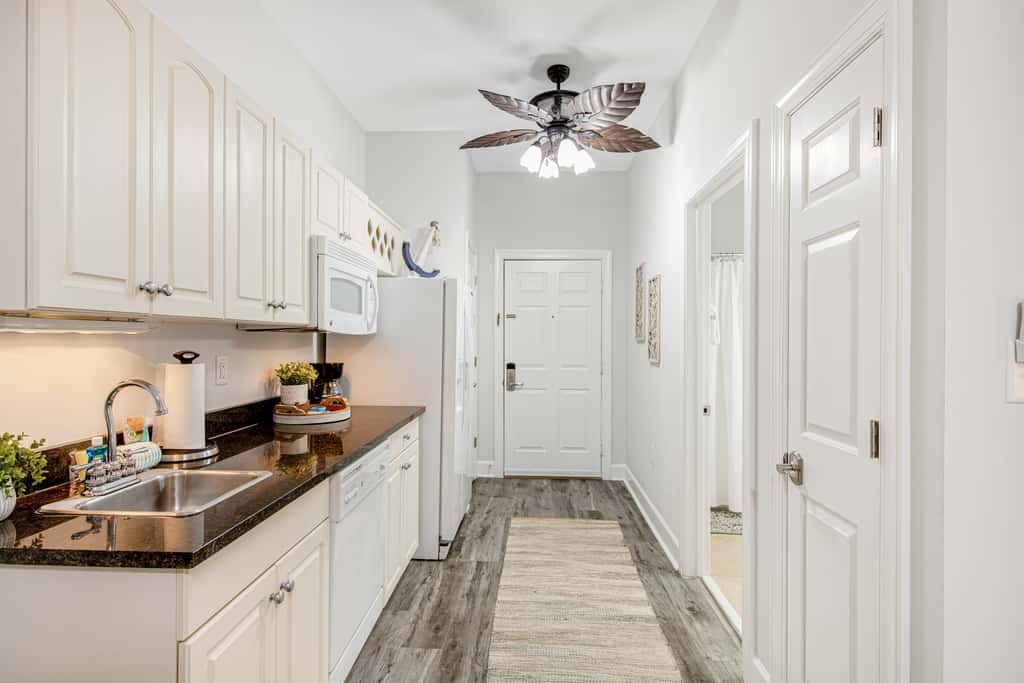Peaceful studio with pool, convenient kitchenette, beach access & WiFi
