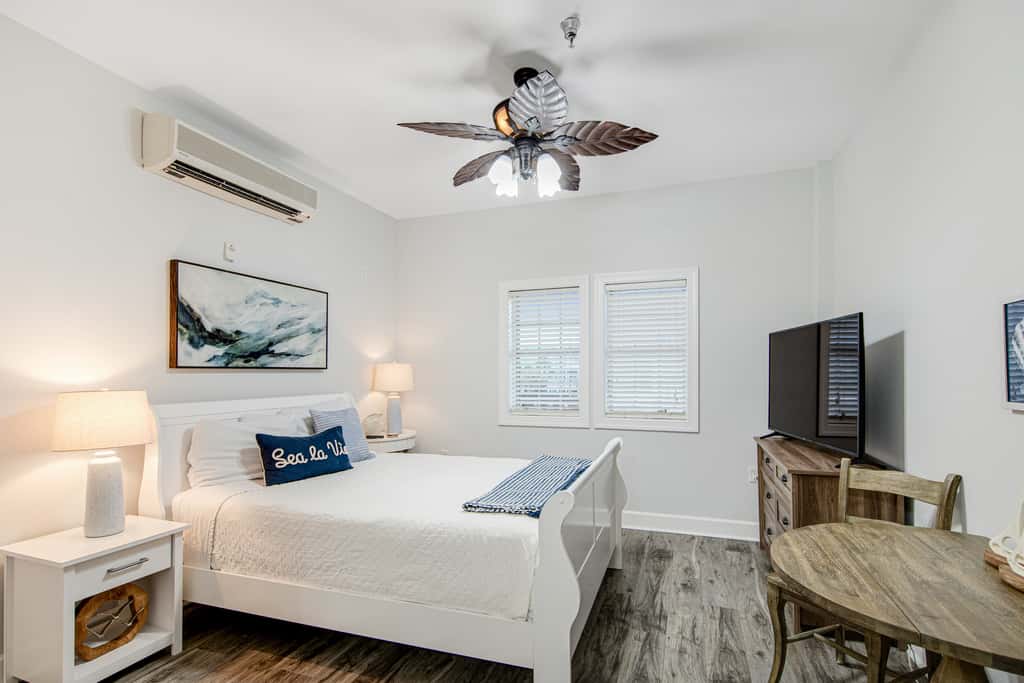 Peaceful studio with pool, convenient kitchenette, beach access & WiFi