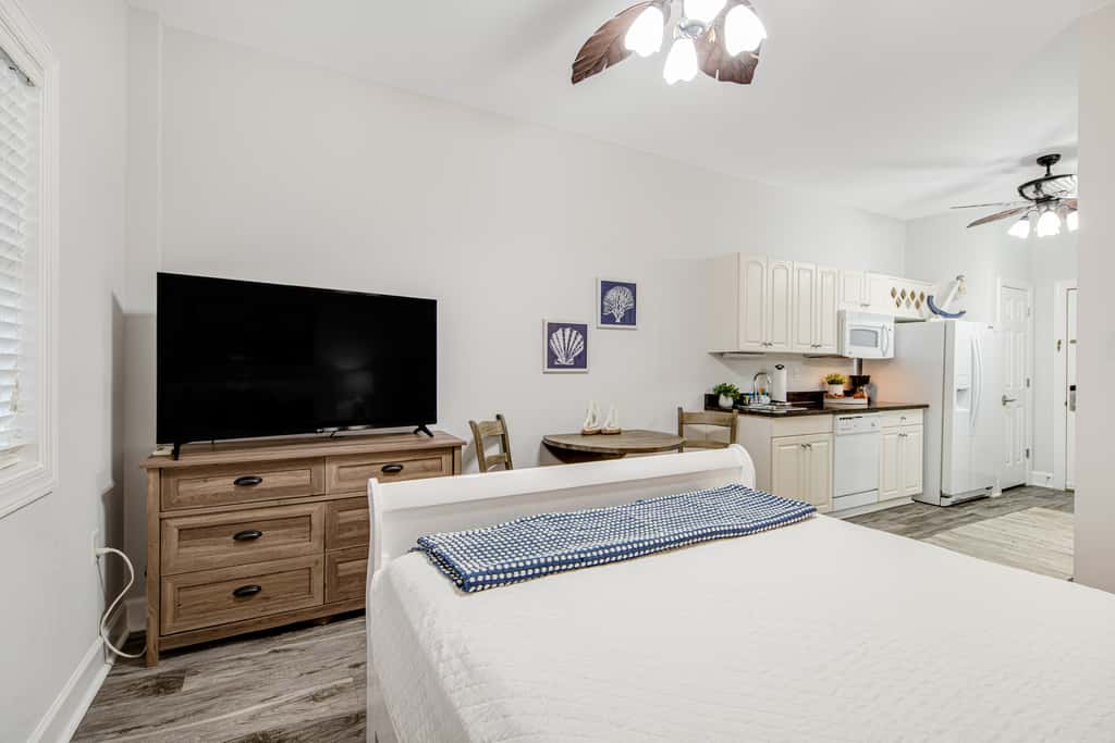 Peaceful studio with pool, convenient kitchenette, beach access & WiFi