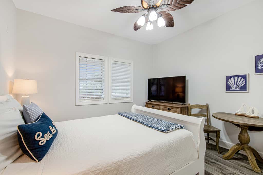 Peaceful studio with pool, convenient kitchenette, beach access & WiFi