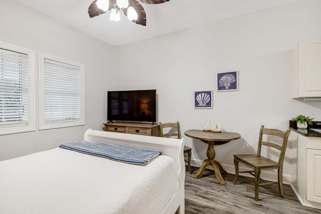 Peaceful studio with pool, convenient kitchenette, beach access & WiFi
