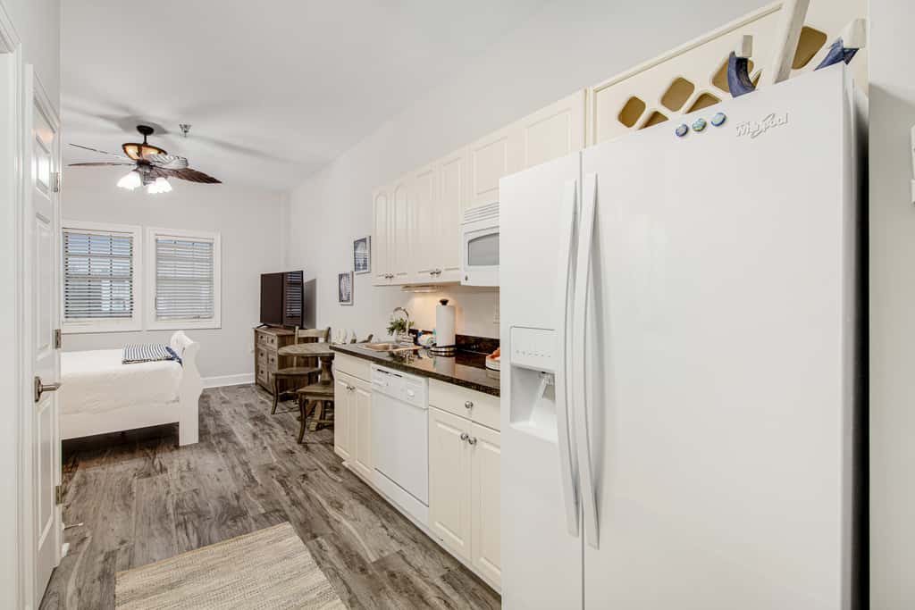 Peaceful studio with pool, convenient kitchenette, beach access & WiFi