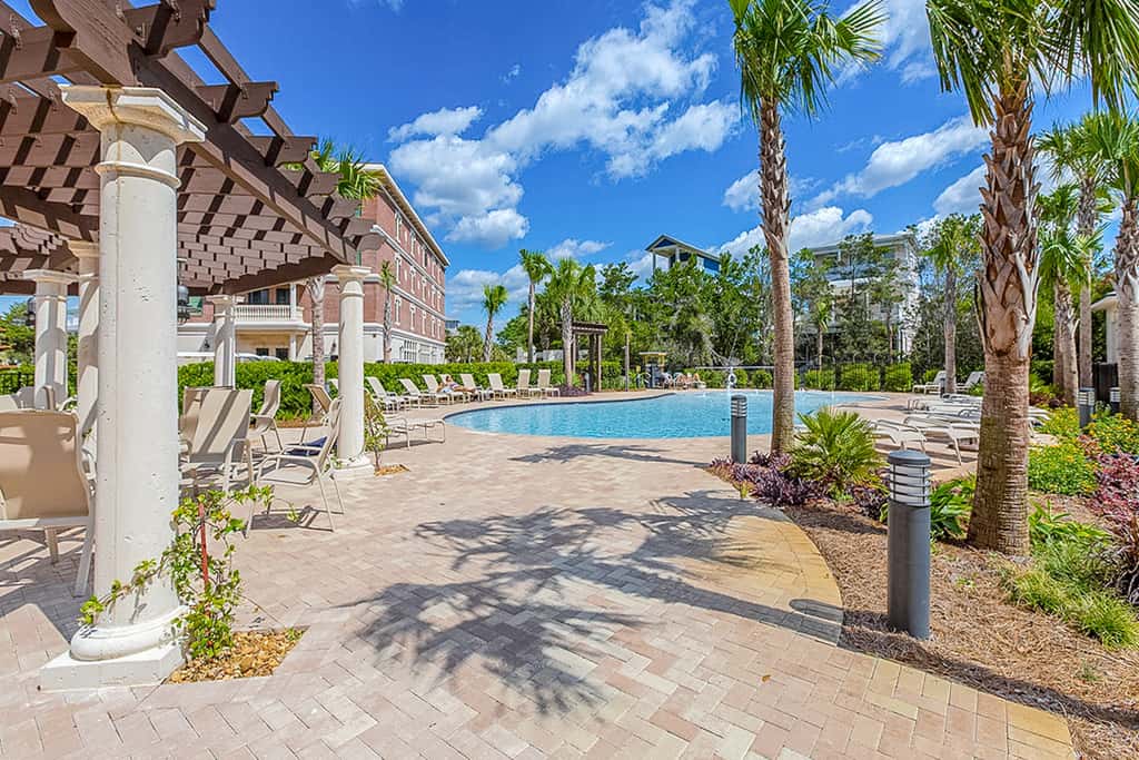 Spacious, sunny studio with central AC, pool, hot tub, beach tram & beach access