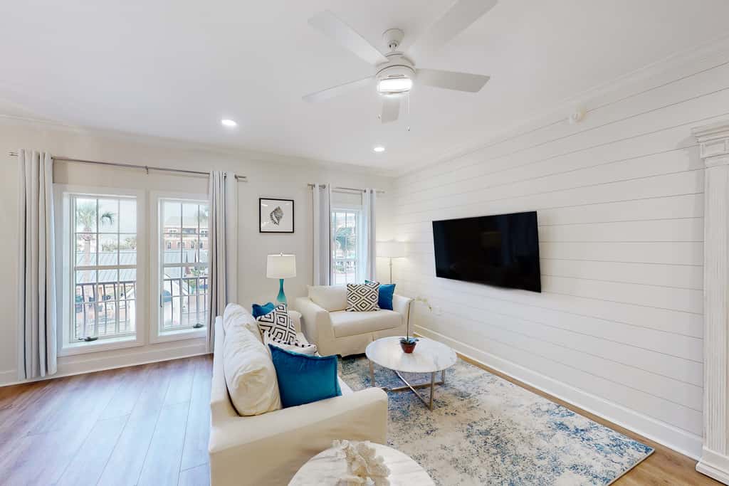 Spacious, sunny studio with central AC, pool, hot tub, beach tram & beach access