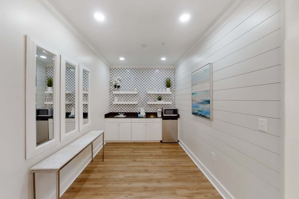 Spacious, sunny studio with central AC, pool, hot tub, beach tram & beach access
