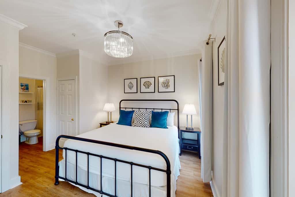 Spacious, sunny studio with central AC, pool, hot tub, beach tram & beach access