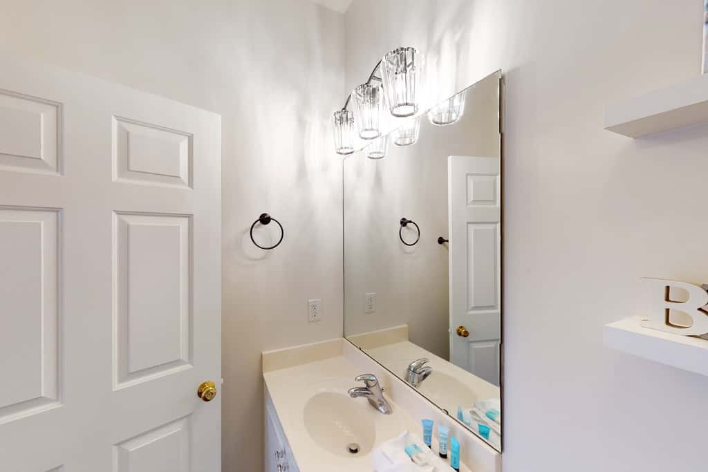 Spacious, sunny studio with central AC, pool, hot tub, beach tram & beach access