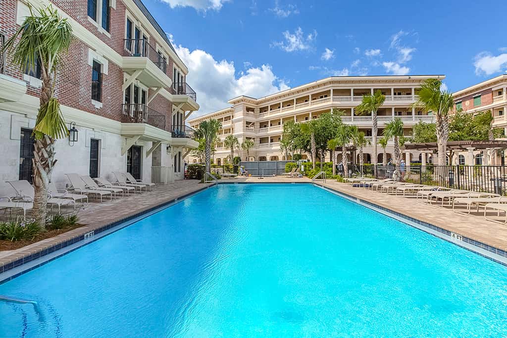 Spacious, sunny studio with central AC, pool, hot tub, beach tram & beach access