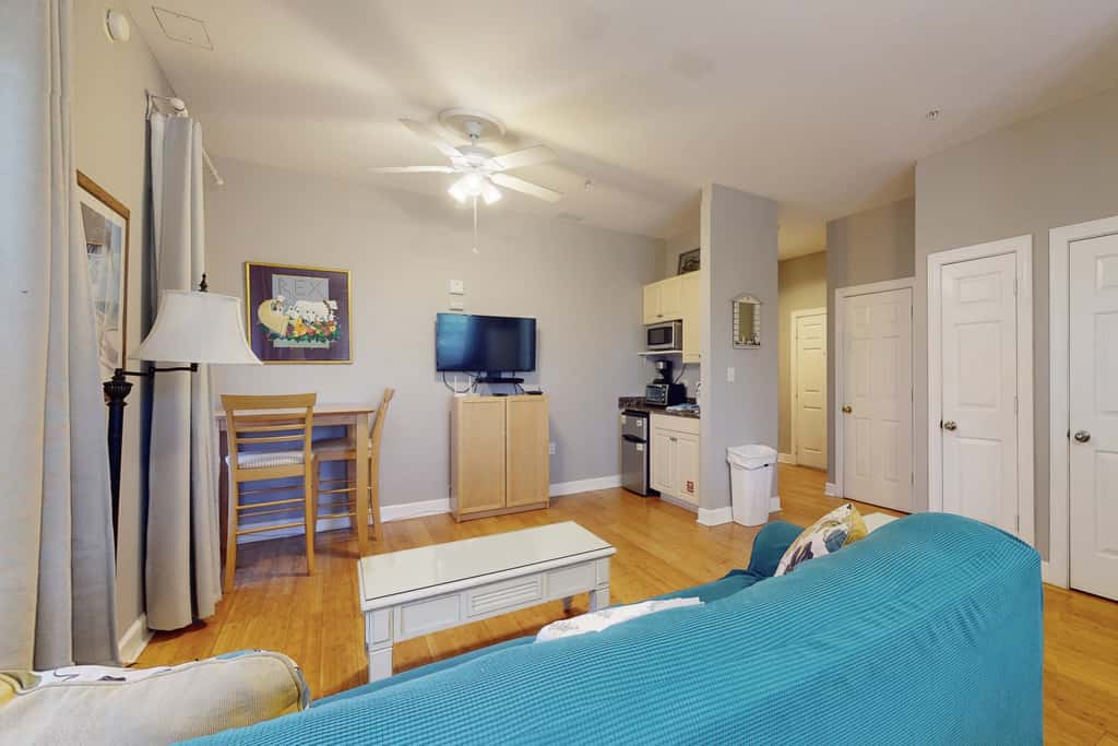 Cozy studio near the beach w/bright interior, shared pool, & prime location