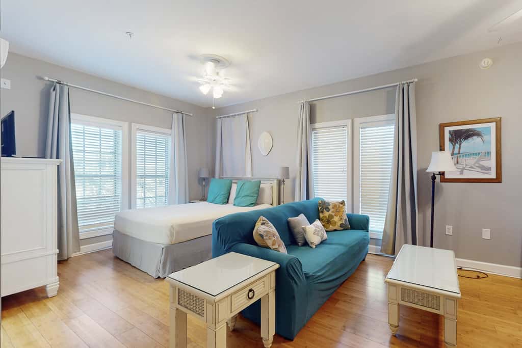 Cozy studio near the beach w/bright interior, shared pool, & prime location